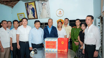ឧបនាយករដ្ឋមន្ត្រី Nguyen Chi Dung បានទៅសួរសុខទុក្ខ និងជូនអំណោយដល់ជនរងគ្រោះដោយទឹកជំនន់នៅទីក្រុង Hue។
