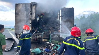 Xe chở thư báo biển số TP.HCM bốc cháy trên cao tốc Vân Phong - Nha Trang