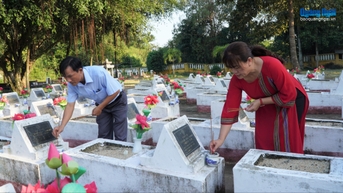 Dâng hương tưởng nhớ các anh hùng liệt sĩ và Cụ Huỳnh Thúc Kháng