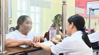 គាំទ្រមនុស្សចាស់ឱ្យចូលរួមក្នុងសេវាសាធារណៈតាមអ៊ីនធឺណិត៖ ពី "ការកាន់ដៃ និងការណែនាំ" នៅតាមភូមិ ទៅជា "ការអប់រំឌីជីថលដ៏ពេញនិយម" នៅក្នុងតំបន់ទីក្រុង