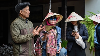 Vợ chồng U80 biến nhà sàn gần 100 tuổi thành homestay, đón khách như con cháu