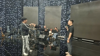 បេក្ខជន​ត្រៀម​ខ្លួន​សម្រាប់​រាត្រី​ចុងក្រោយ​នៃ​ការ​ប្រលង​សំឡេង​នៅ​ទូរទស្សន៍ Quang Ninh ឆ្នាំ ២០២៥