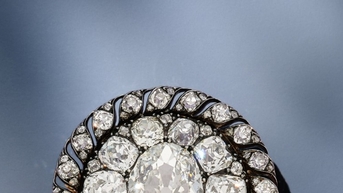 Chiếc ghim cài kim cương của Napoléon được bán đấu giá hơn 4,4 triệu USD