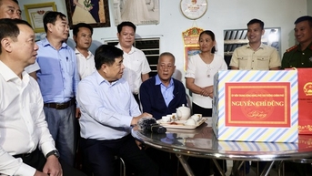 Phó Thủ tướng Nguyễn Chí Dũng thăm hỏi, động viên các gia đình bị ảnh hưởng bởi mưa lũ tại Huế