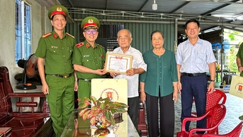 Xã Nhơn Hòa Lập: Khánh thành công trình Đèn ánh sáng an ninh trật tự và thăm gia đình chính sách