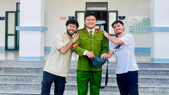 Công an xã Yên Thành trao trả tài sản đánh rơi cho người nước ngoài