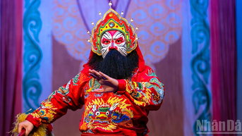 [Ảnh] Độc đáo nghệ thuật vẽ mặt nạ tuồng