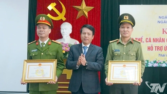 Khen thưởng đột xuất tập thể, cá nhân tham gia hỗ trợ ứng phó cơn bão số 11