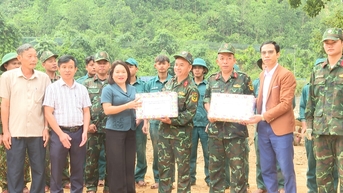 Lãnh đạo Ban Tuyên giáo và Dân vận Thành ủy và Bộ Tư lệnh Vùng Cảnh sát biển 2 tặng quà tại xã Trà Leng