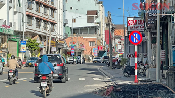 Lâm Đồng: Dãy cột điện bị “bỏ quên” đang được di dời