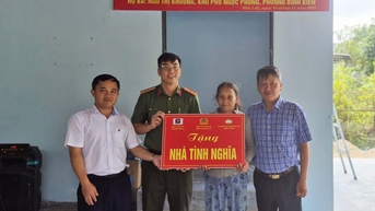 Trao nhà Tình nghĩa cho hộ cận nghèo tại phường Bình Kiến