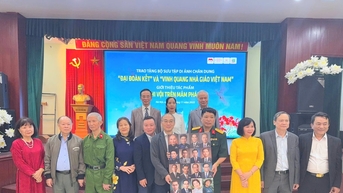 Trao tặng Bộ sưu tập di ảnh chân dung 'Đại đoàn kết' và 'Vinh quang Nhà giáo Việt Nam'