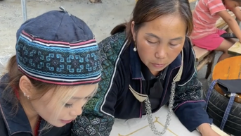 Trải nghiệm di sản văn hóa phi vật thể tại Sa Pa - Vẽ sáp ong