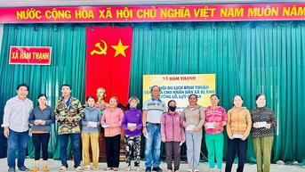 Trao 210 suất quà cho các gia đình khó khăn tại Hàm Thạnh