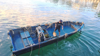 Đặc khu Cồn Cỏ: Phát hiện một chiếc thuyền composite trôi dạt trên biển