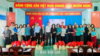 Nguyên Phó Chủ tịch nước Đặng Thị Ngọc Thịnh thăm, tặng quà người dân có hoàn cảnh khó khăn tại Đắk Lắk