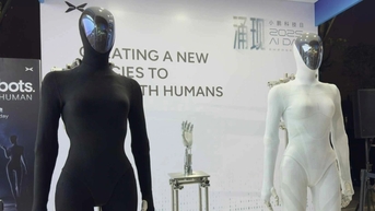 ក្រុមហ៊ុន​បាន​ហែក​អាវ​មនុស្ស​យន្ត​ស្រី​ចេញ ដើម្បី​បញ្ជាក់​ថា​វា​មិន​មែន​ជា​មនុស្ស​ក្លែង​ក្លាយ