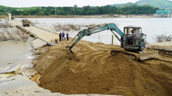 Quảng Ngãi: Khắc phục tạm thời mặt cầu tràn Thạch Nham bị hư hỏng