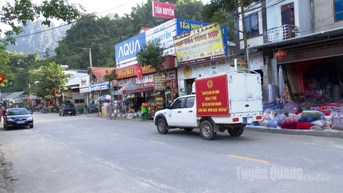 Thuế Cơ sở 4 tuyên truyền lưu động về chuyển đổi mô hình quản lý thuế đối với hộ kinh doanh