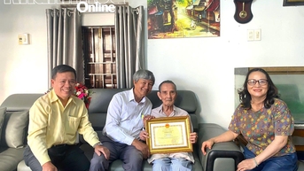 ប្រគល់​វិញ្ញាបនបត្រ​កិត្តិយស​ពី​រដ្ឋមន្ត្រី​ក្រសួង​អប់រំ និង​បណ្តុះបណ្តាល ជូន​លោកគ្រូ​អ្នកគ្រូ Huynh Quang Van