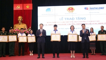 Bộ GD&ĐT gặp mặt 80 giáo viên tiêu biểu trong chương trình 'Chia sẻ cùng thầy cô' 2025