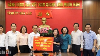 ទីក្រុង Da Nang ផ្តល់ជំនួយចំនួន ២ពាន់លានដុង ដើម្បីជួយ Dak Lak ជំនះផលវិបាកនៃព្យុះលេខ១៣។