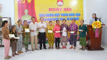 អនុប្រធានអចិន្ត្រៃយ៍នៃគណៈកម្មាធិការប្រជាជនខេត្ត An Giang លោក Nguyen Thanh Phong ចូលរួមទិវាសាមគ្គីភាពដ៏អស្ចារ្យភូមិ Thi 1 ឃុំ Cho Moi