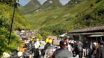 Dốc nổi tiếng ở Tuyên Quang tắc cứng, biển người đổ về săn mùa hoa đẹp nhất năm