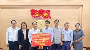 Phó Bí thư Thường trực Thành ủy Nguyễn Đình Vĩnh thăm hỏi, trao kinh phí hỗ trợ khắc phục hậu quả thiên tai các tỉnh Quảng Ngãi, Gia Lai và Đắk Lắk