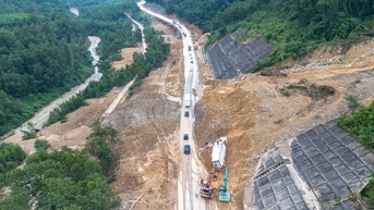 Đề xuất làm cầu cạn tại điểm sạt lở nghiêm trọng trên cao tốc La Sơn - Hòa Liên