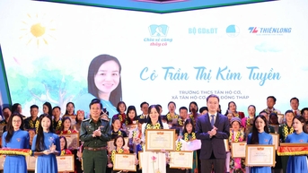 ផ្តល់កិត្តិយសដល់គ្រូឆ្នើមចំនួន 80 នាក់ក្នុងកម្មវិធី 'ចែករំលែកជាមួយគ្រូបង្រៀន 2025'