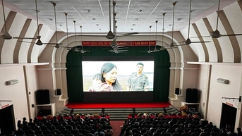 Khán giả Côn Đảo xúc động xem phim Mưa đỏ