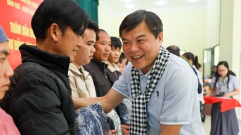 Đoàn tuyên giáo, báo chí TP.HCM thăm, tặng quà chiến sĩ biên phòng và người dân biên giới Cao Bằng