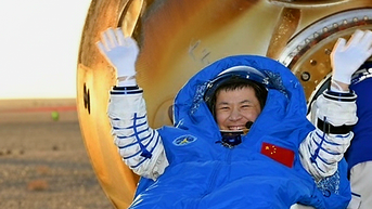 Rác vũ trụ làm hỏng tàu Thần Châu 20, phi hành đoàn Trung Quốc phải đổi tàu về Trái đất