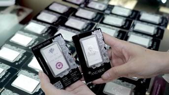 តម្លៃប្រាក់ថ្ងៃនេះ ថ្ងៃទី 15 ខែវិច្ឆិកា ឆ្នាំ 2025៖ តម្លៃប្រាក់ក្នុងស្រុក និងពិភពលោកបានធ្លាក់ចុះបន្តិច ដោយសារ Fed រឹតបន្តឹងការរំពឹងទុកនៃការកាត់បន្ថយអត្រាការប្រាក់