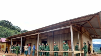 Chung sức cùng người dân vùng biên sau mưa lũ