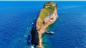 Cận cảnh hòn đảo chủ quyền Việt Nam mang hình cá voi khổng lồ giữa biển khơi