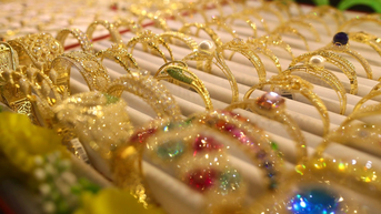 តម្លៃ​មាស​ពិភពលោក​ធ្លាក់​ចុះ​យ៉ាង​ខ្លាំង តម្លៃ​ក្នុង​ស្រុក​ប្រែប្រួល​ភ្លាមៗ