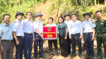Các cơ quan, đơn vị trao quà hỗ trợ người dân vùng thiên tai