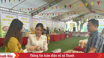 Hàng trăm sản phẩm được bày bán tại phiên chợ thực phẩm an toàn tại xã Quảng Ninh