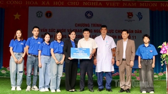 Khám sức khỏe, tặng quà hỗ trợ người dân bị ảnh hưởng bão lũ