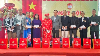 Bí thư Trung ương Đảng, Bộ trưởng Bộ Ngoại giao Lê Hoài Trung thăm và dự Ngày hội Đại đoàn kết tại tổ dân phố Dạ Lê, phường Vỹ Dạ