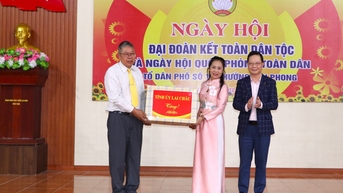 Chủ nhiệm Ủy ban kiểm tra Tỉnh ủy Nguyễn Ngọc Vinh dự Ngày hội Đại đoàn kết tại Tổ dân phố số 16, phường Tân Phong