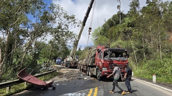 Xe đầu kéo lật giữa đèo Măng Đen, giao thông tê liệt