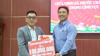 Xã Thăng Bình trao 100 triệu đồng hỗ trợ xã Phước Chánh phát triển giáo dục