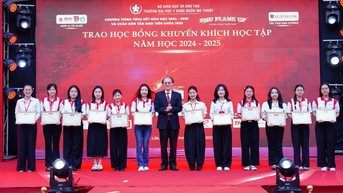 សាកលវិទ្យាល័យវេជ្ជសាស្ត្រ និងឱសថសាស្រ្ត Buon Ma Thuot ស្វាគមន៍និស្សិតថ្មីនៃថ្នាក់ 2025