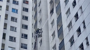 Dập tắt đám cháy căn hộ trên tầng 12, hàng trăm cư dân thoát nạn