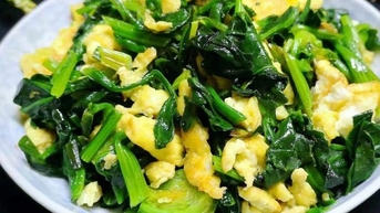 Loại rau ‘siêu thực phẩm’ mùa đông tốt cho xương khớp bán nhiều ở chợ Việt, dễ làm hỏng món ăn khi chọn nhầm lá tròn hay lá nhọn