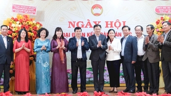 Bí thư Tỉnh ủy Lâm Đồng Y Thanh Hà Niê Kđăm chung vui Ngày hội Đại đoàn kết với Nhân dân Làng hoa Hà Đông