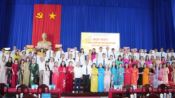 Tuyên dương hơn 200 tập thể, cá nhân xuất sắc nhân kỷ niệm 43 năm Ngày Nhà giáo Việt Nam